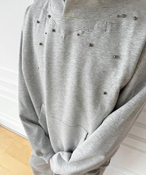 スタッズ付きバック刺繍スウェットパーカー / 16331